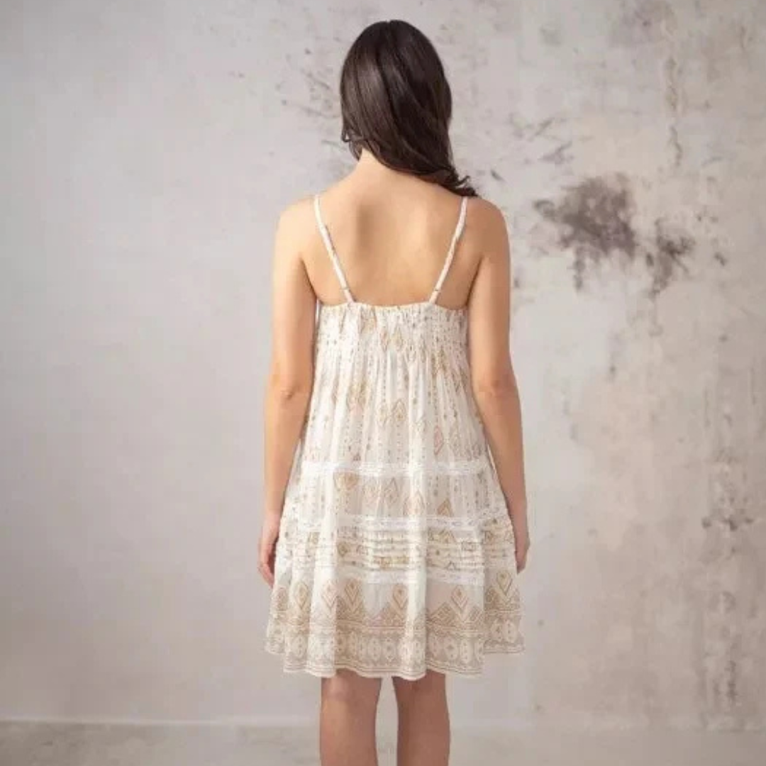 Kurzes ecrufarbenes Kleid mit quadratischem Ausschnitt