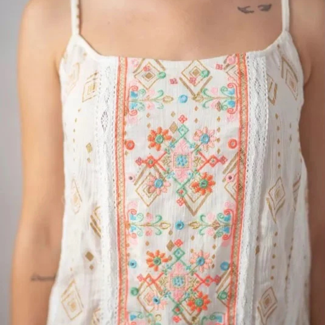 Kurzes ecrufarbenes Kleid mit quadratischem Ausschnitt