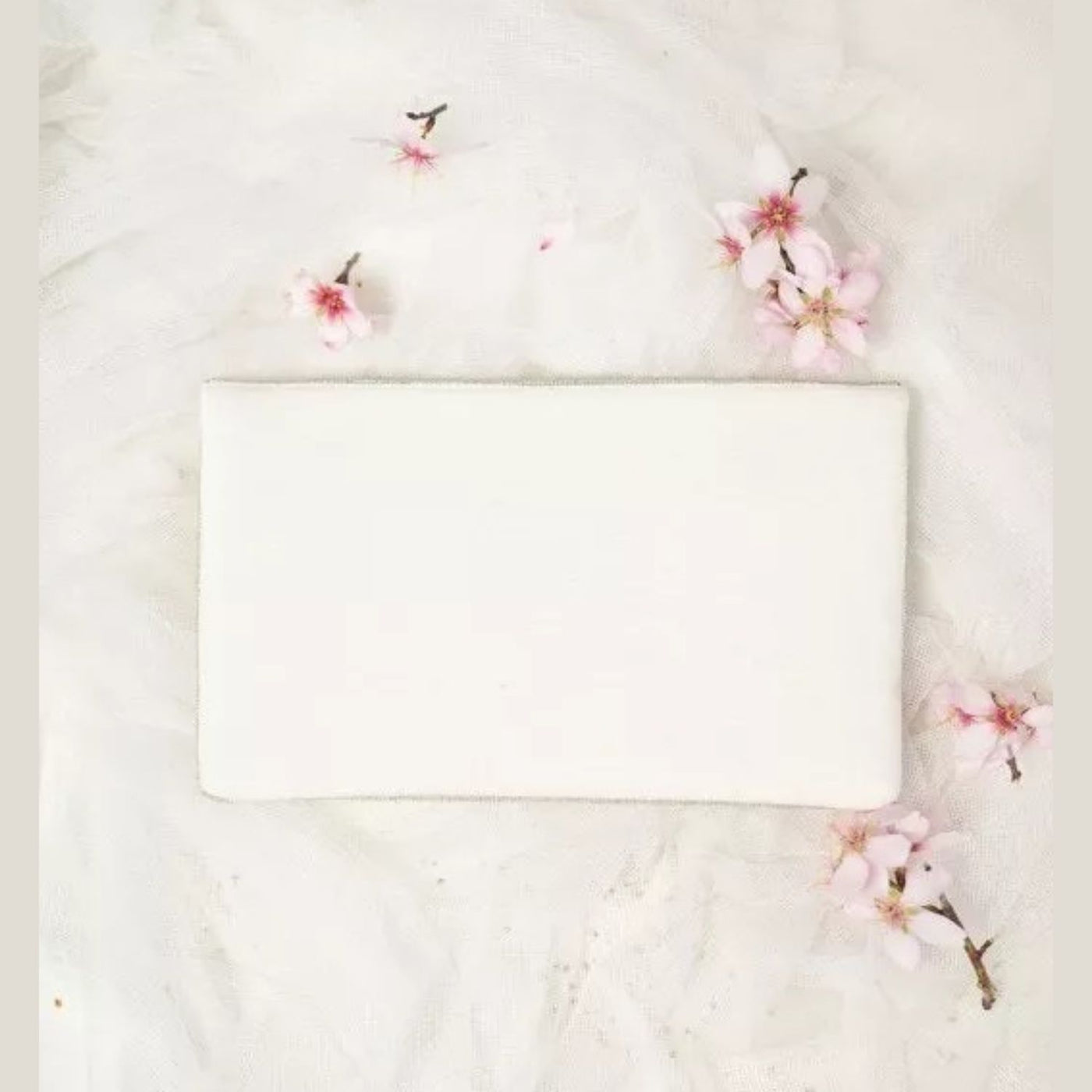 Clutch in Weiß und Beige mit glitzernder Perlen-Stickerei