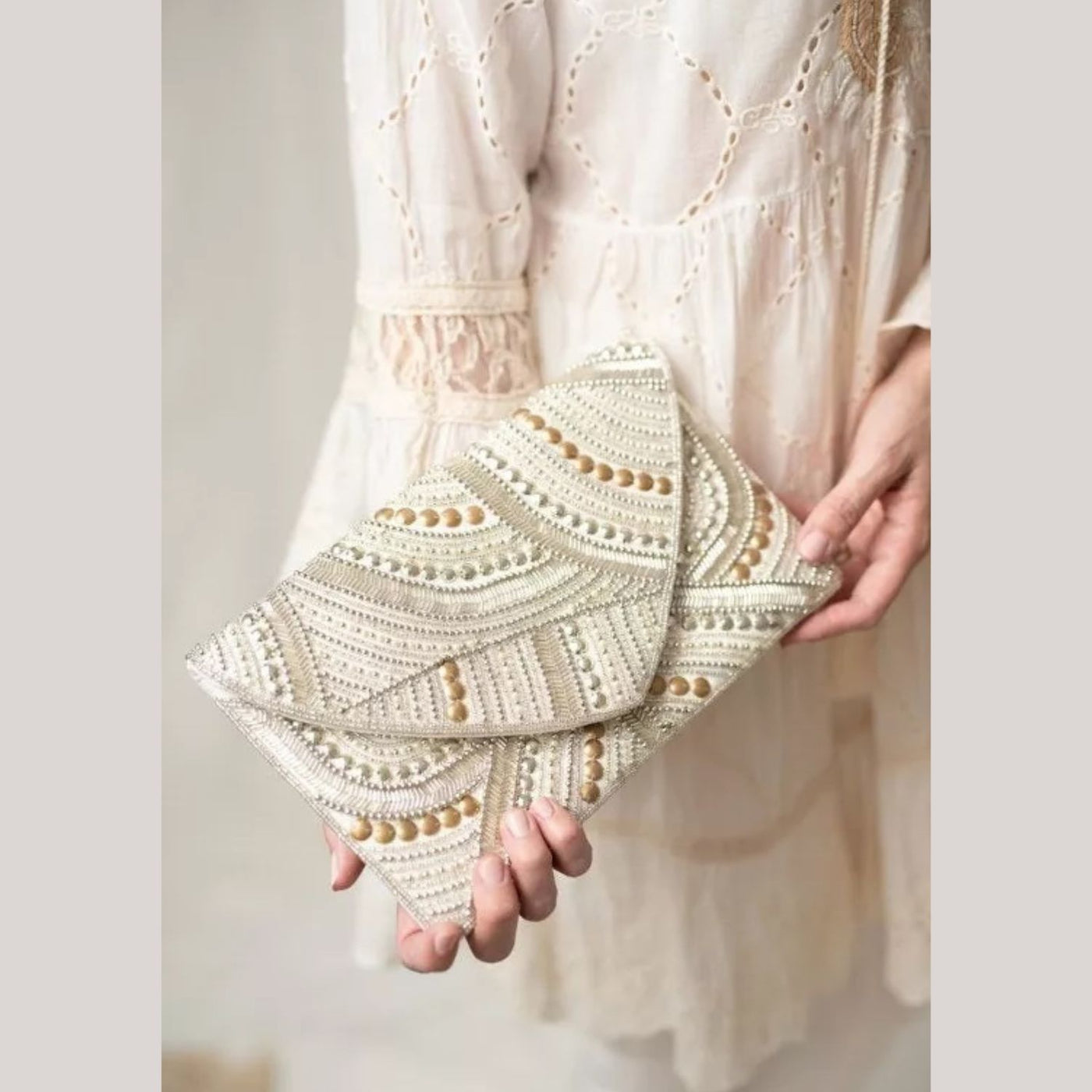 Clutch in Weiß und Beige mit glitzernder Perlen-Stickerei