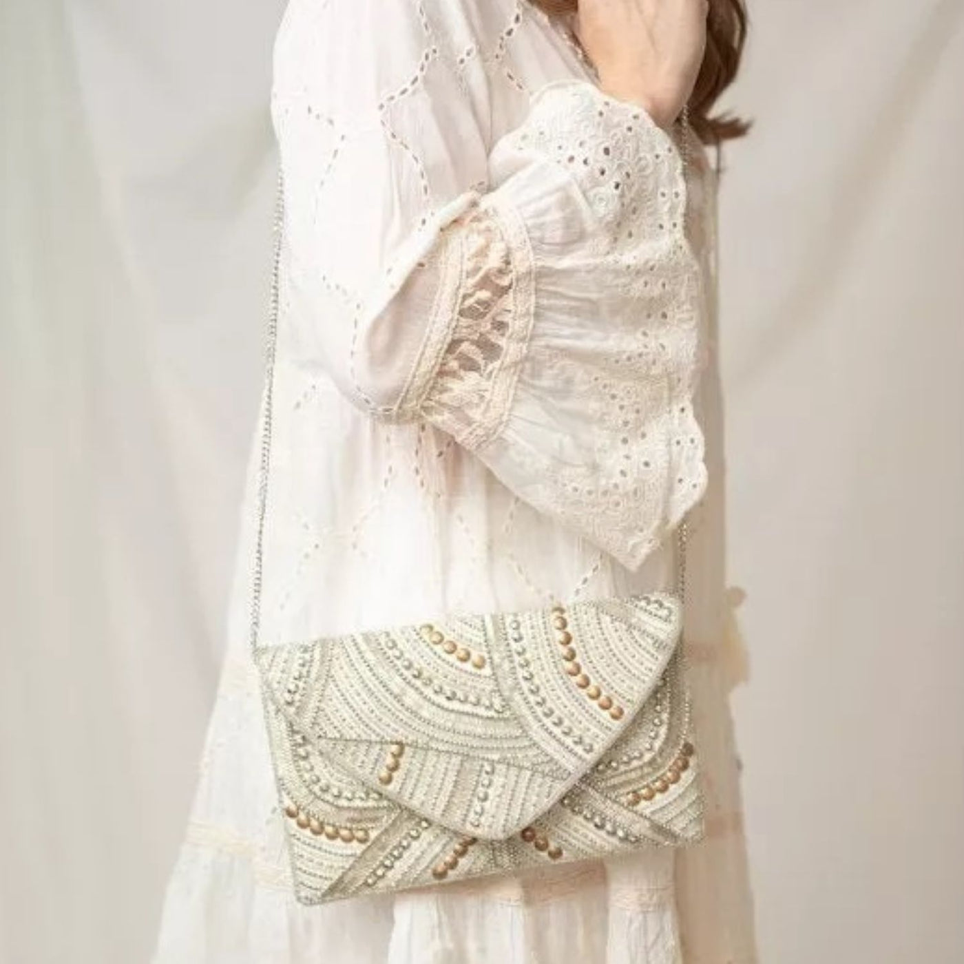 Clutch in Weiß und Beige mit glitzernder Perlen-Stickerei