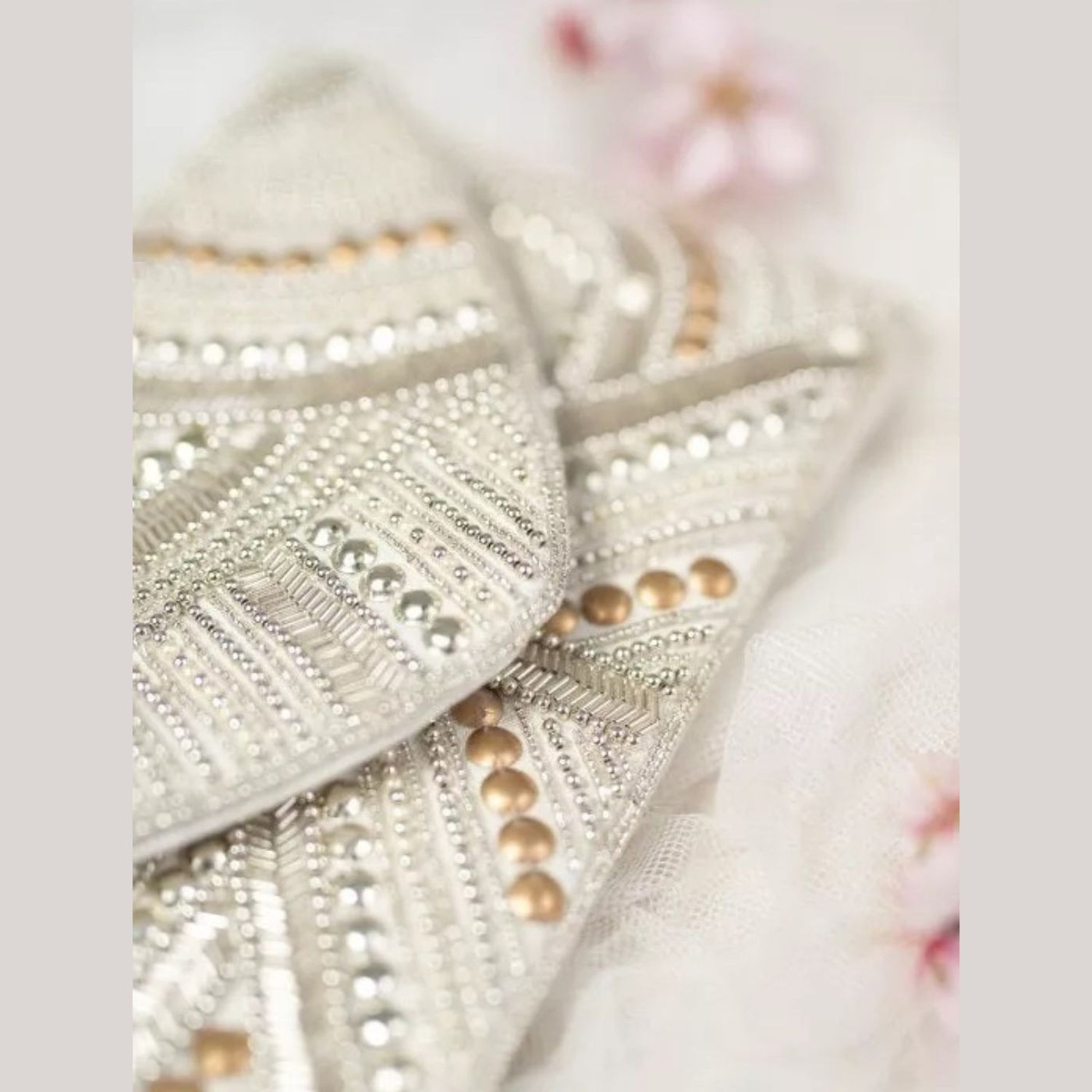 Clutch in Weiß und Beige mit glitzernder Perlen-Stickerei