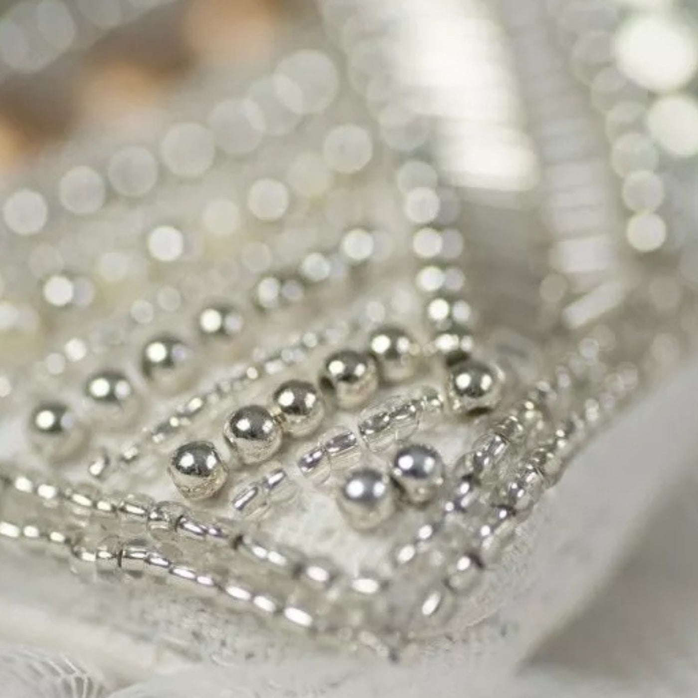 Clutch in Weiß und Beige mit glitzernder Perlen-Stickerei