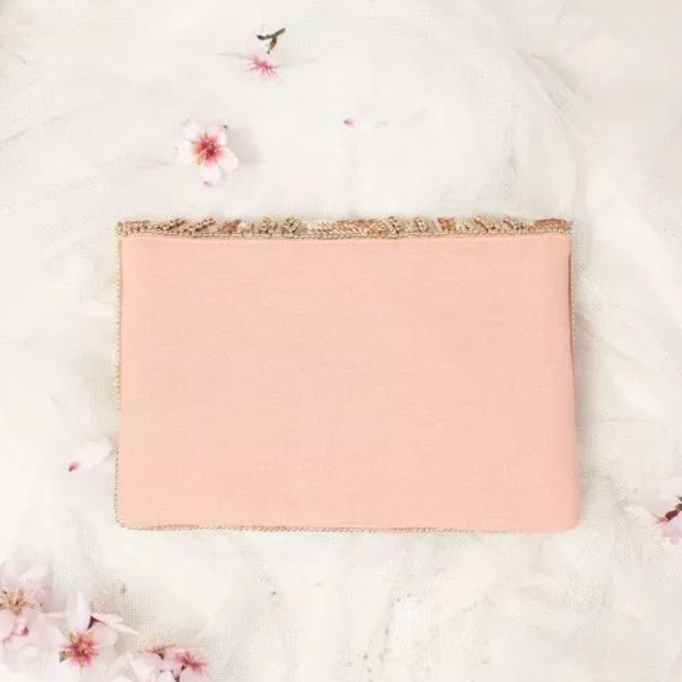 Clutch in Rosé und Metallic mit glitzernder Pailletten- und Perlen-Stickerei
