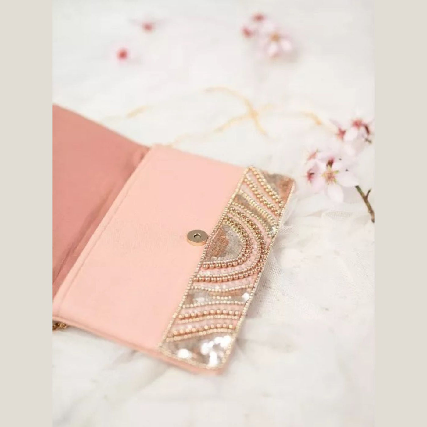 Clutch in Rosé und Metallic mit glitzernder Pailletten- und Perlen-Stickerei