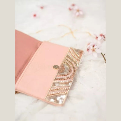 Clutch in Rosé und Metallic mit glitzernder Pailletten- und Perlen-Stickerei