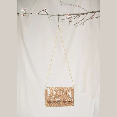 Clutch in Rosé und Metallic mit glitzernder Pailletten- und Perlen-Stickerei