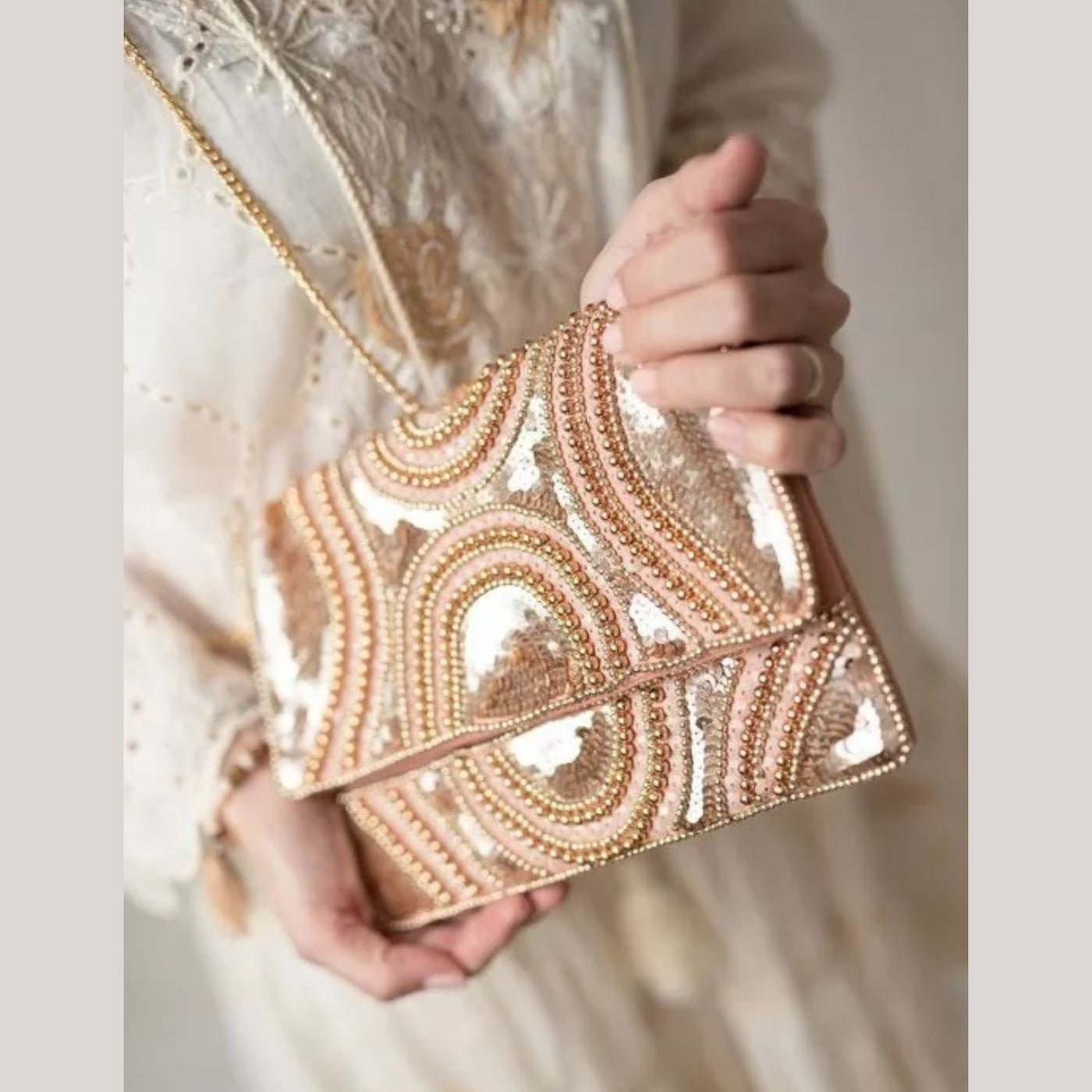 Clutch in Rosé und Metallic mit glitzernder Pailletten- und Perlen-Stickerei