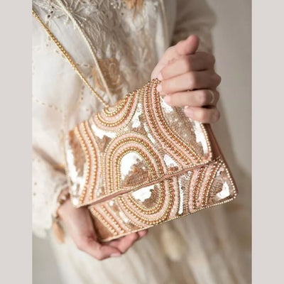 Clutch in Rosé und Metallic mit glitzernder Pailletten- und Perlen-Stickerei