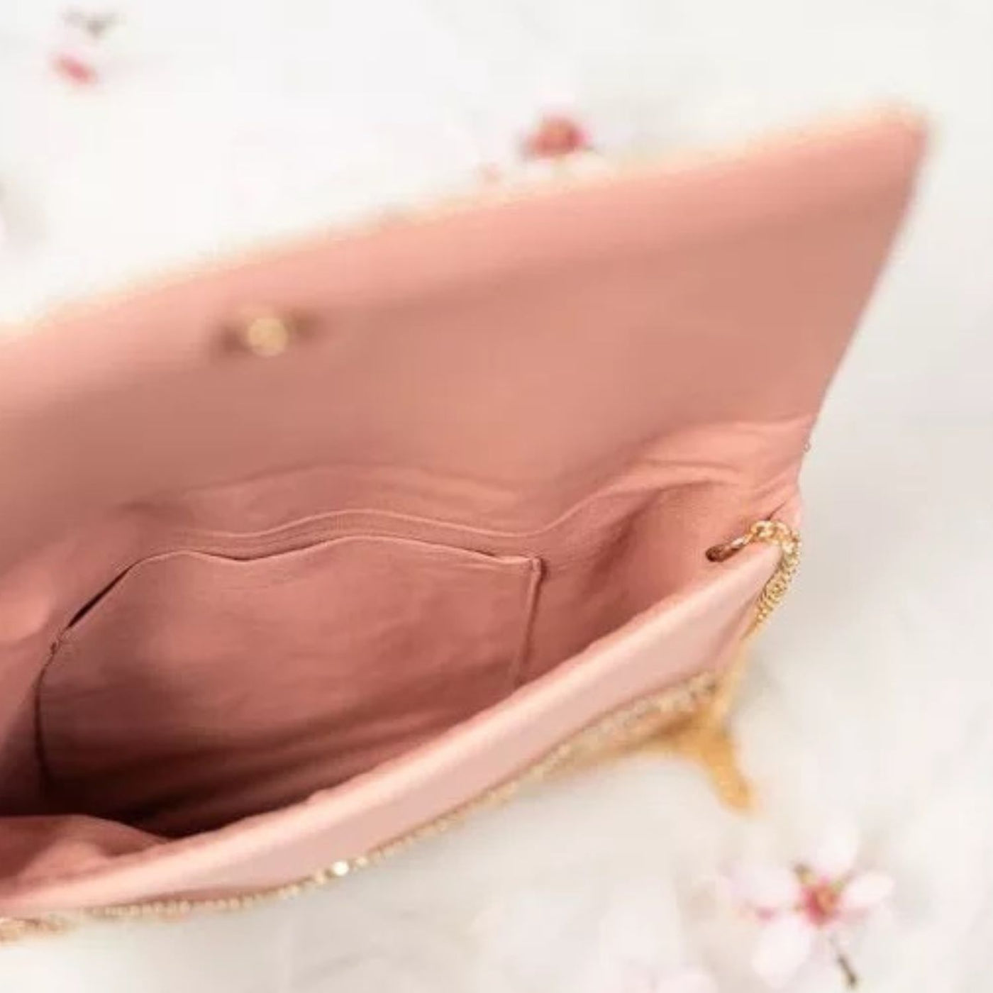 Clutch in Rosé und Metallic mit glitzernder Pailletten- und Perlen-Stickerei