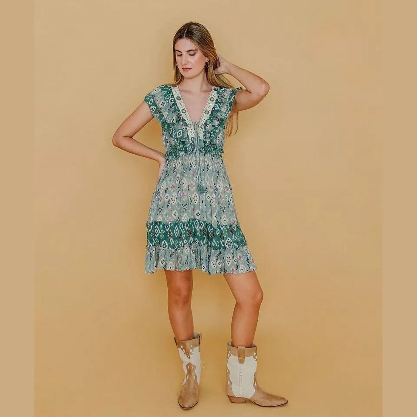 Kurzes grünes Kleid mit Rüschen im Boho-Stil