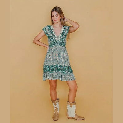 Kurzes grünes Kleid mit Rüschen im Boho-Stil