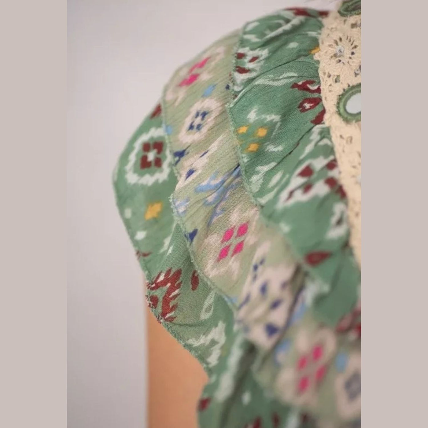 Kurzes grünes Kleid mit Rüschen im Boho-Stil