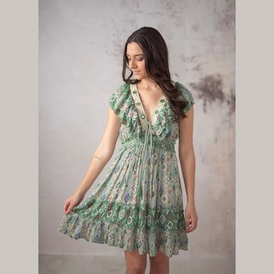 Kurzes grünes Kleid mit Rüschen im Boho-Stil