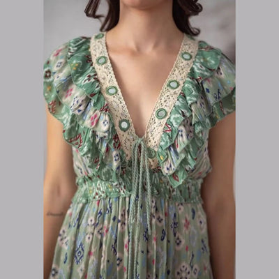 Kurzes grünes Kleid mit Rüschen im Boho-Stil
