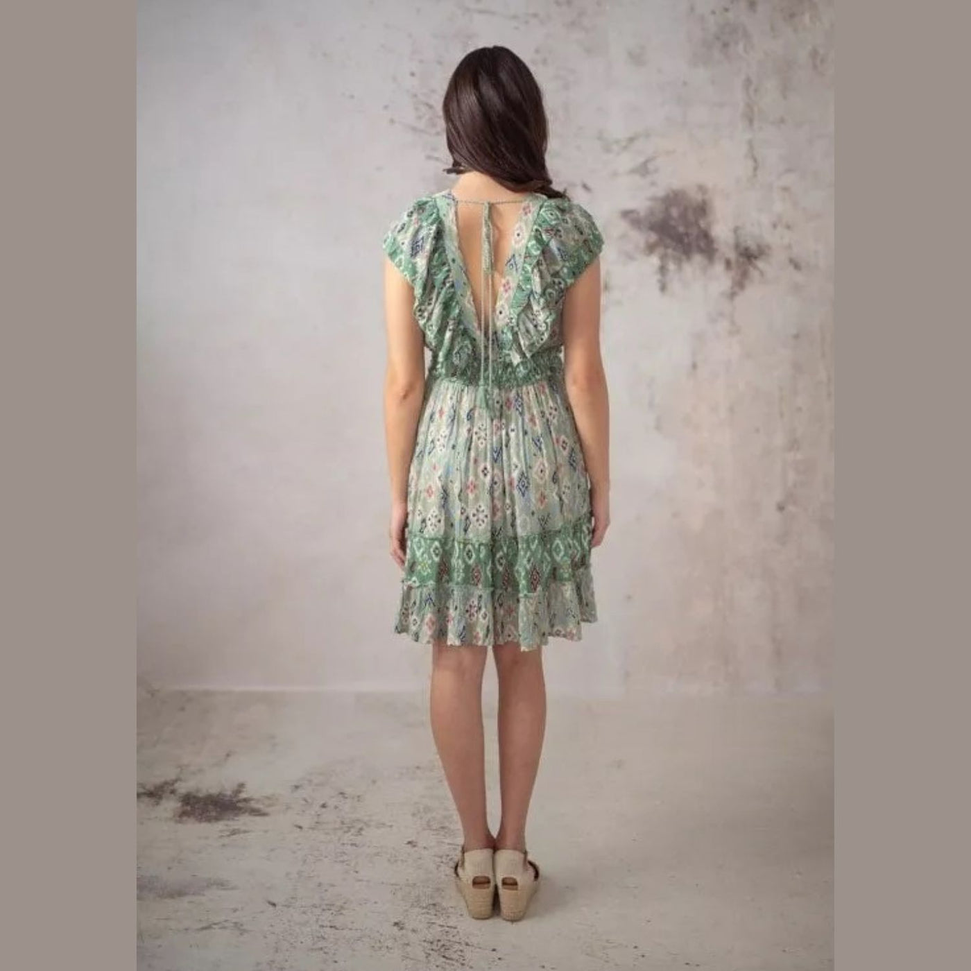 Kurzes grünes Kleid mit Rüschen im Boho-Stil