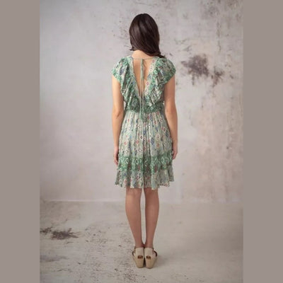 Kurzes grünes Kleid mit Rüschen im Boho-Stil