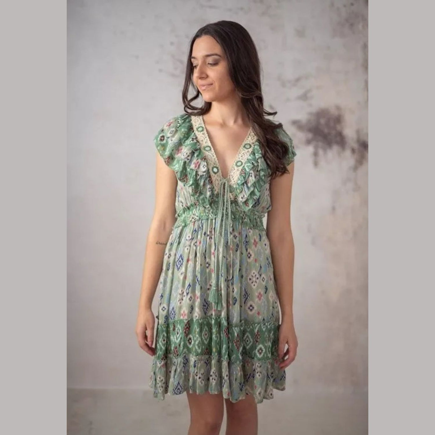 Kurzes grünes Kleid mit Rüschen im Boho-Stil