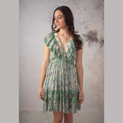 Kurzes grünes Kleid mit Rüschen im Boho-Stil
