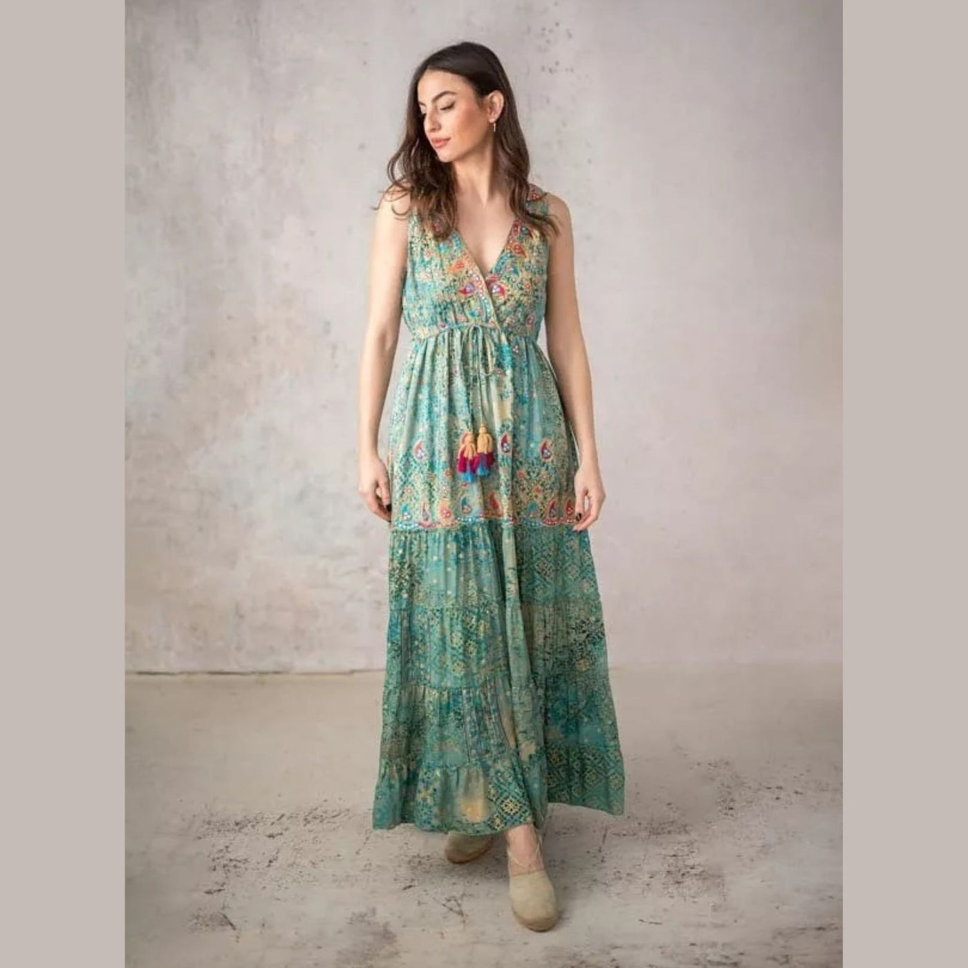 Langes blau-grünes Kleid im Boho-Stil