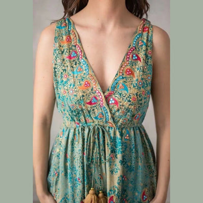 Langes blau-grünes Kleid im Boho-Stil