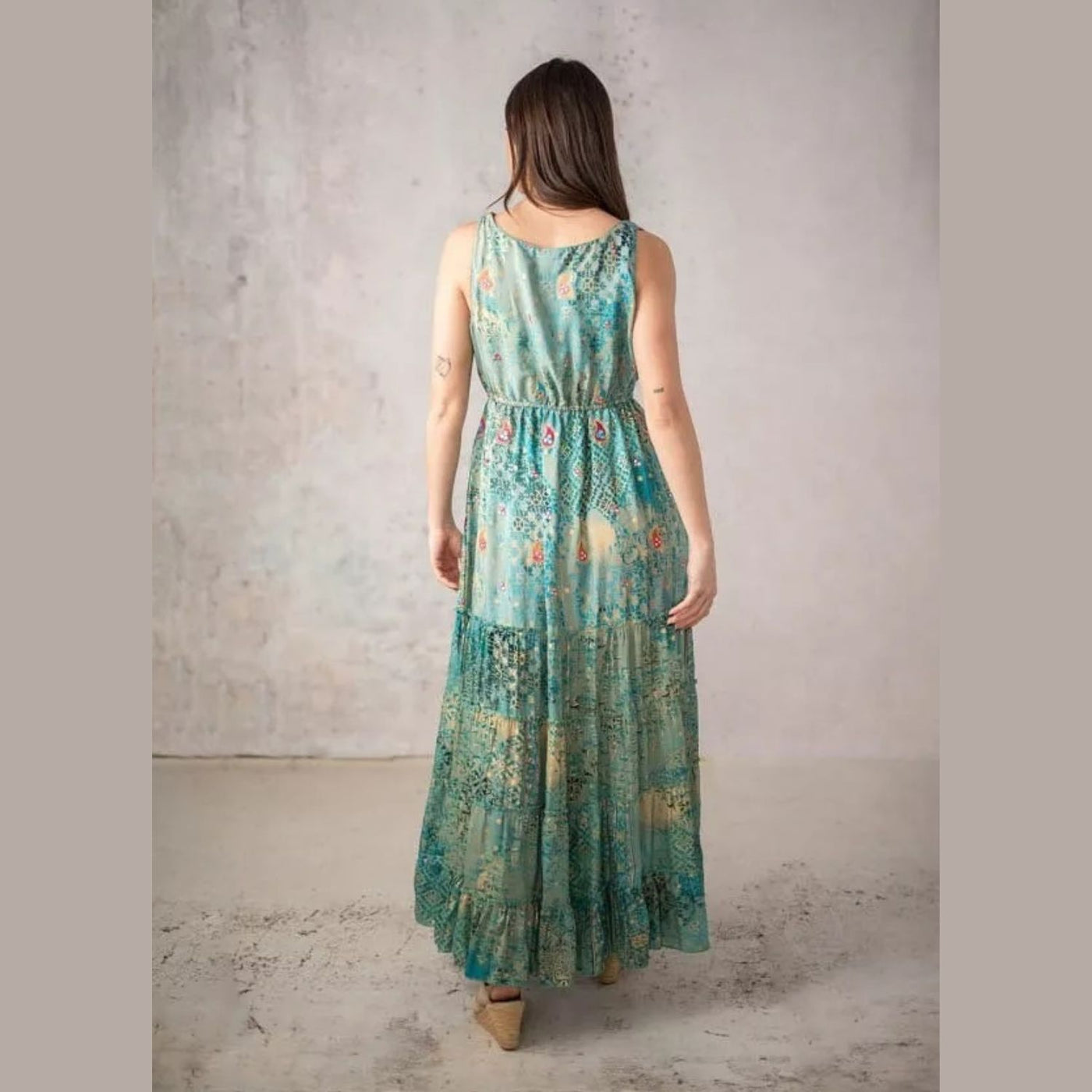 Langes blau-grünes Kleid im Boho-Stil