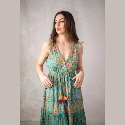 Langes blau-grünes Kleid im Boho-Stil