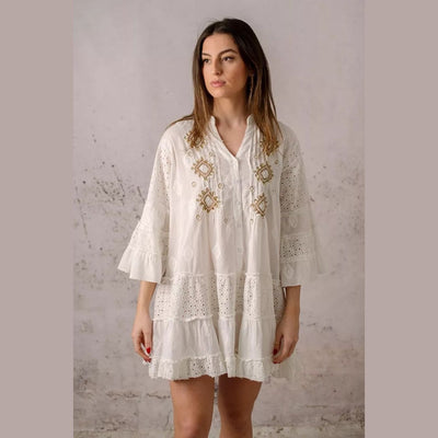 Kurzes weißes Boho-Baumwollkleid mit Lochstickerei