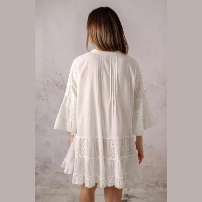 Kurzes weißes Boho-Baumwollkleid mit Lochstickerei
