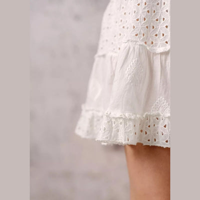 Kurzes weißes Boho-Baumwollkleid mit Lochstickerei
