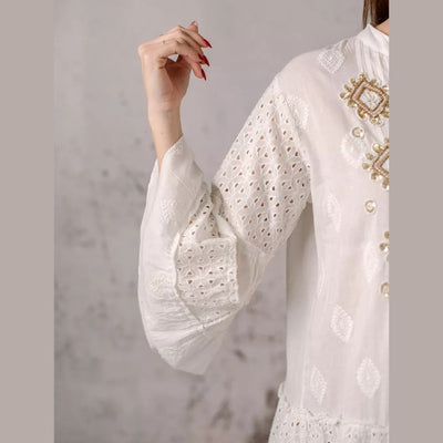 Kurzes weißes Boho-Baumwollkleid mit Lochstickerei