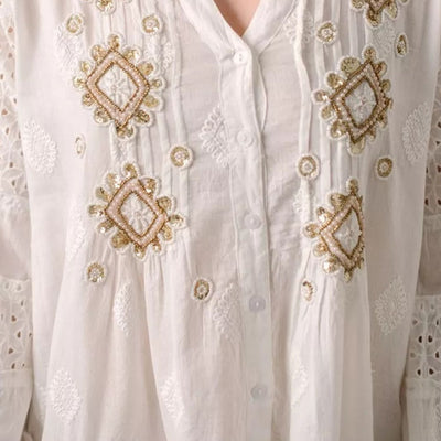 Kurzes weißes Boho-Baumwollkleid mit Lochstickerei