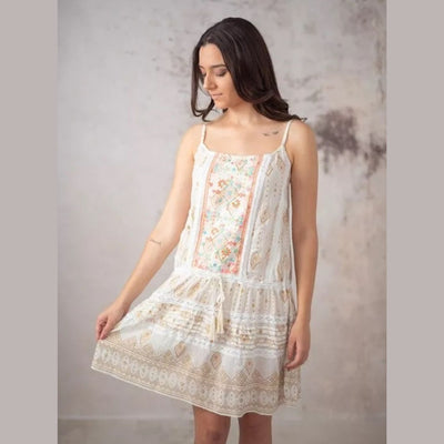 Kurzes ecrufarbenes Kleid mit quadratischem Ausschnitt