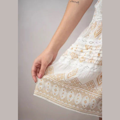 Kurzes ecrufarbenes Kleid mit quadratischem Ausschnitt