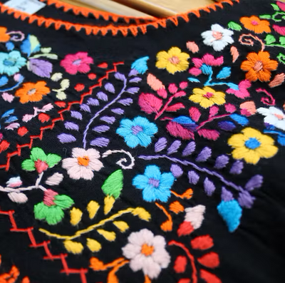Mexikanische Bluse „Tehuacàn Jardín“, schwarz, mit Handstickerei