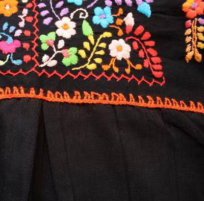 Mexikanische Bluse „Tehuacàn Jardín“, schwarz, mit Handstickerei