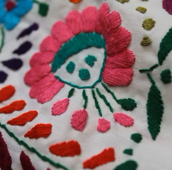 Mexikanische Bluse „Tehuacàn Jardín“, weiss, mit Handstickerei