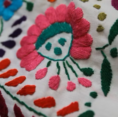 Mexikanische Bluse „Tehuacàn Jardín“, weiss, mit Handstickerei