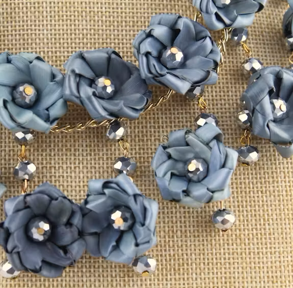 Halskette Blüte Blaugrau zweifach