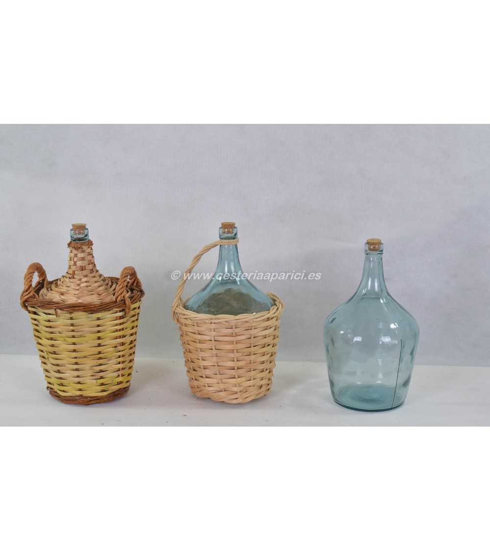 Karaffe aus Glas und Geflecht aus Schilf und Korbweide
