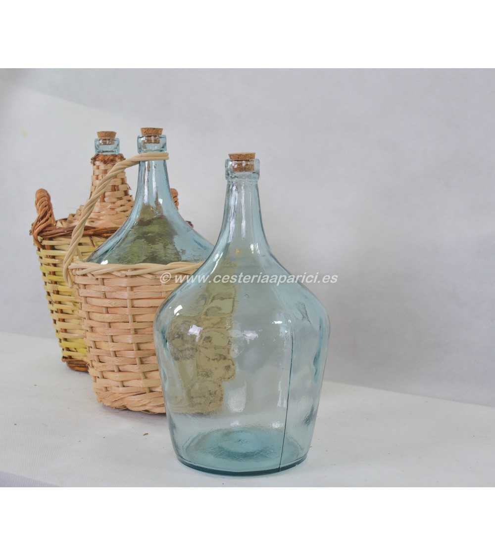 Karaffe aus Glas und Geflecht aus Schilf und Korbweide