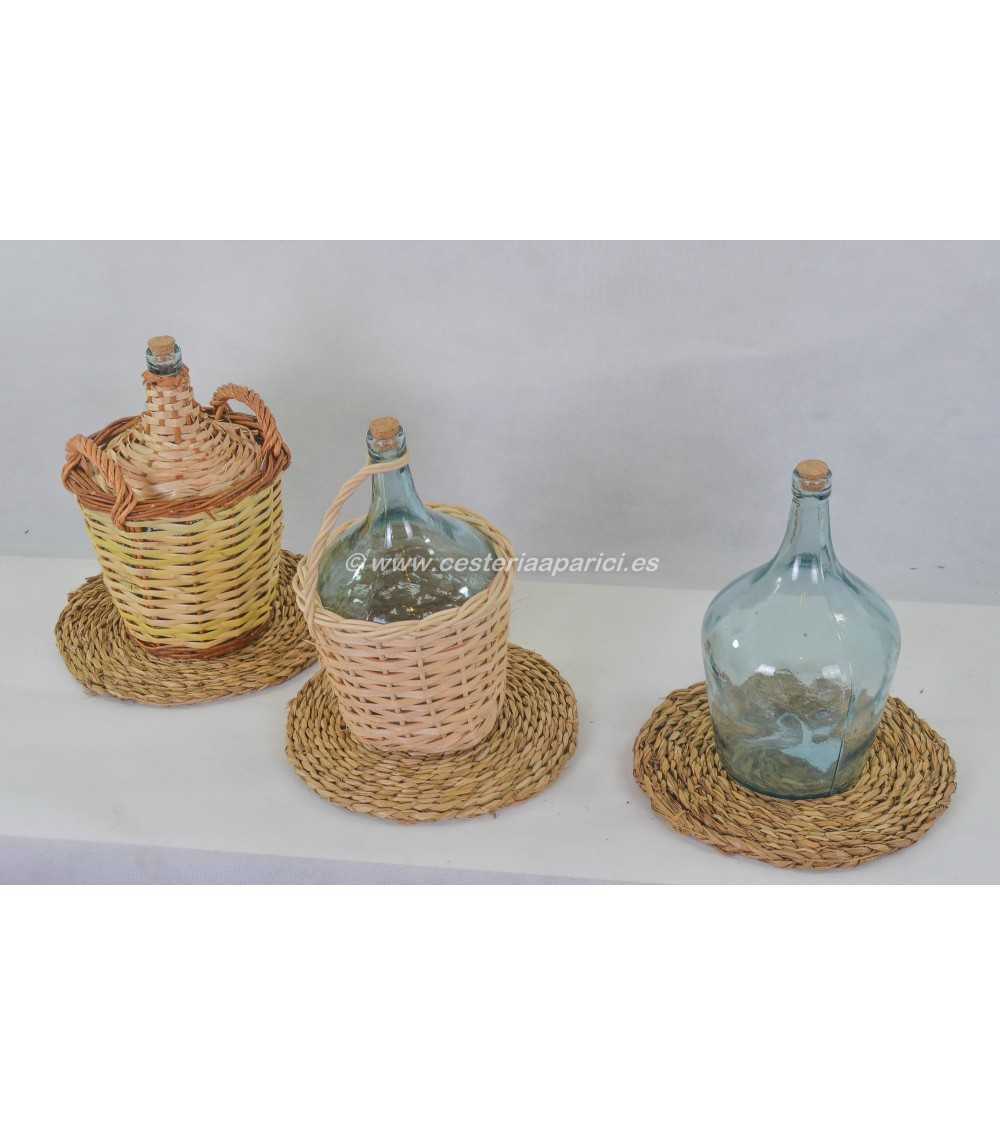 Karaffe aus Glas und Geflecht aus Schilf und Korbweide