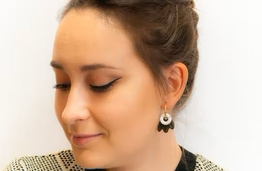 Handgefertigte superleichte Ohrringe aus dem 3D-Drucker